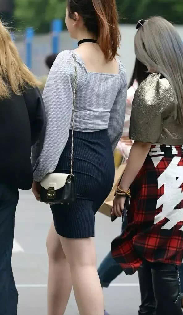 小姐姐选择了很可爱的发型，简单呆萌，刘海分开，婴儿肥的脸上一