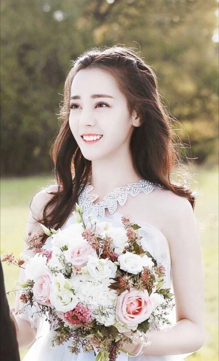 热巴瘦出新高度，细如麻杆的腿还多一条缝，网友:穿最小号都大吧