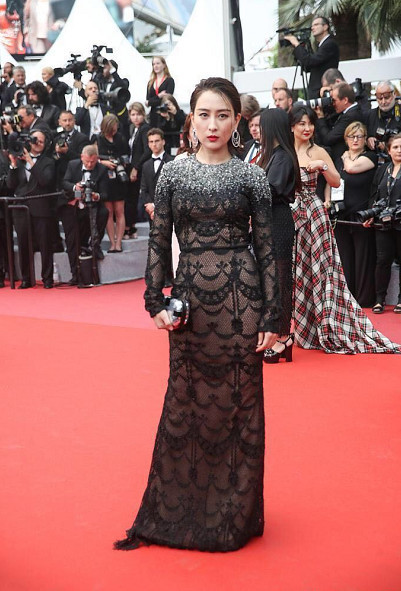 马苏这是得罪了造型师，裙子上面分三节，所有的缺点都暴露了！