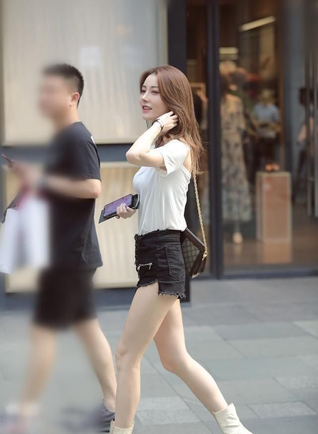  完美：街拍: 好的衣着能让你自信地走在街头