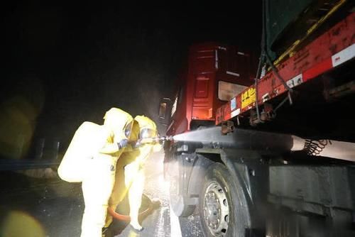  『小时』30多吨危化品运输车被追尾 汉宜高速堵车5个多小时