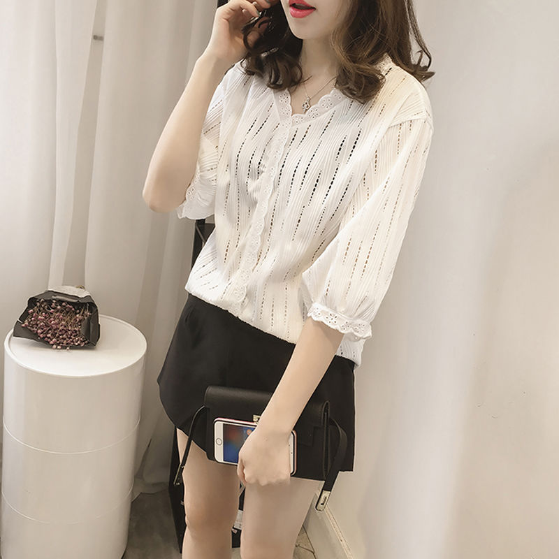 女人出街迷倒一堆人，只因穿这紧身T恤，配短裙凸显迷人小蛮腰