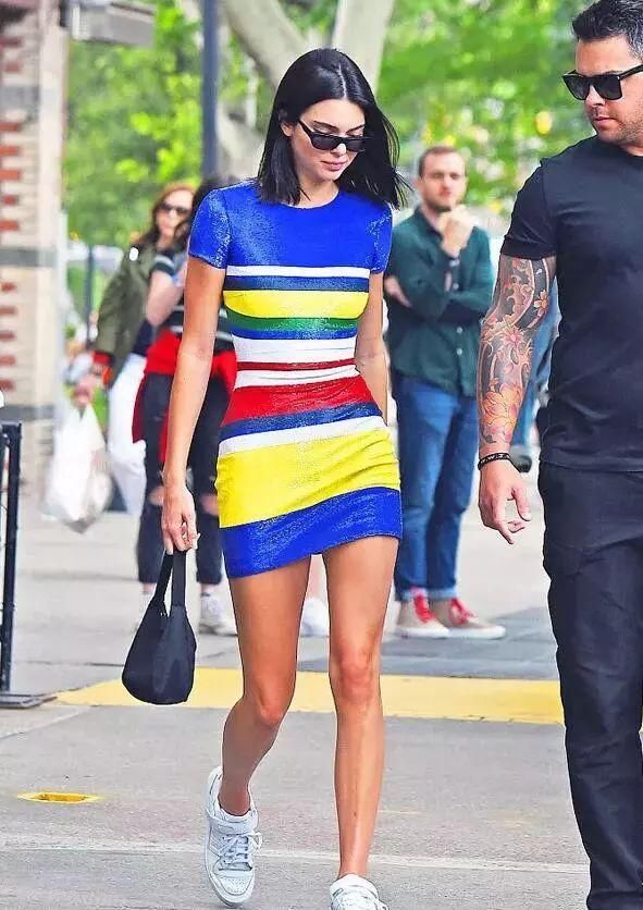 同是机场私服装，唐嫣宋茜长裤像拖地，韩雪佟丽娅短裙似走红毯