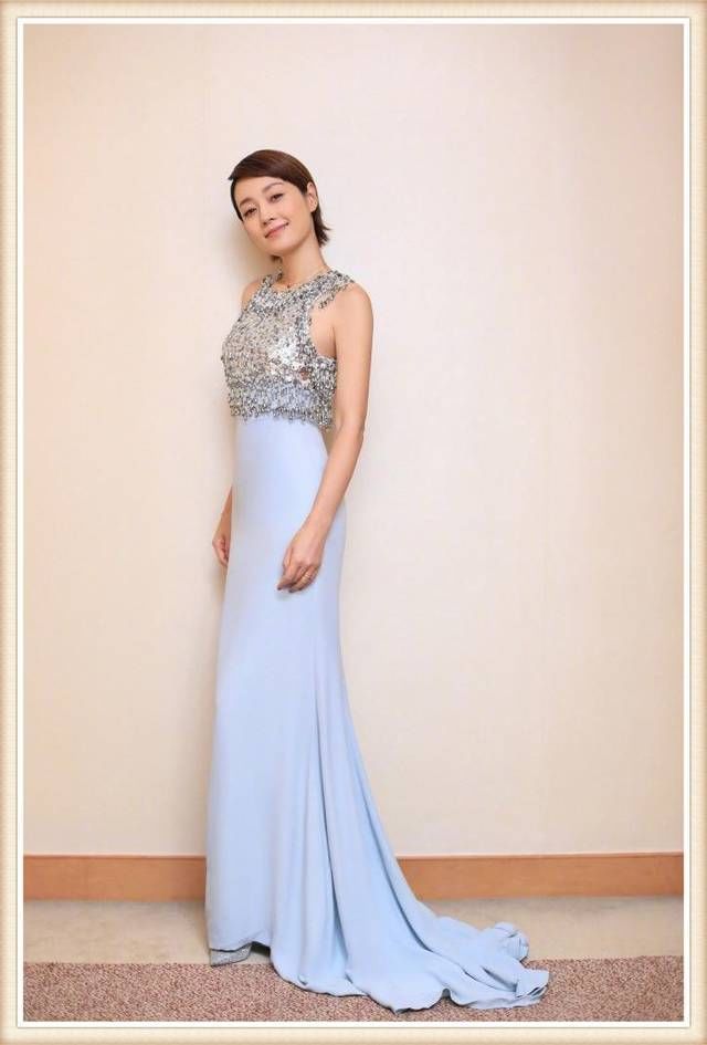 马伊琍越来越敢穿!42岁穿抹胸裙尽显S身姿，难怪文章要吃回头草