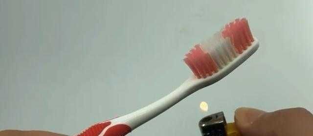  厨房：旧牙刷别扔掉，两根绑一起放厨房，全家个个抢着用！