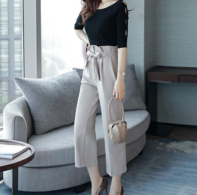 “魏璎珞”吴谨言现身机场，穿直筒牛仔裤，网友：这样搭配好清纯