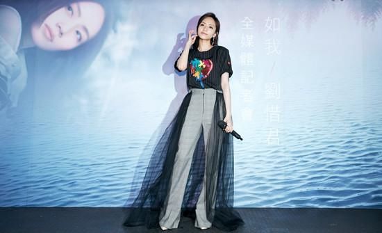 阔腿裤挂薄纱看不懂?秦岚刘惜君却抢着撞衫，网友:这是个性!