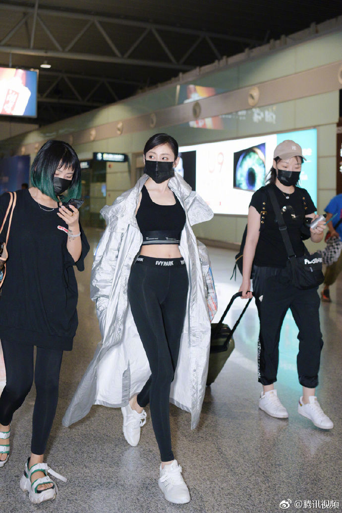 只服张天爱，健身服穿出性感维密秀 细腰长腿，大叔都忍不住回头