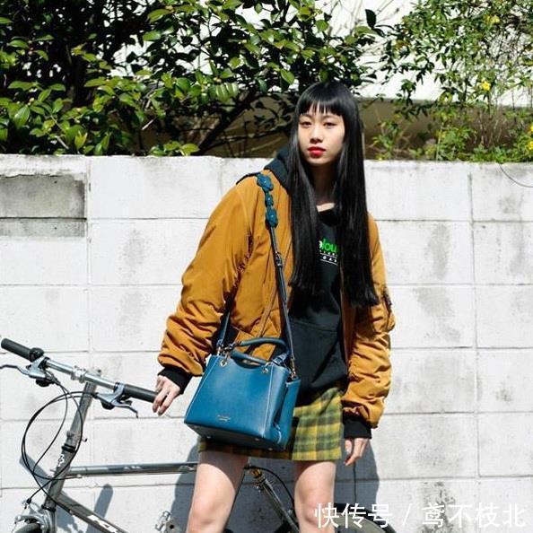 「俏丽」俏丽性感的美女街拍:清新甜美的小姐姐,展现时尚魅力