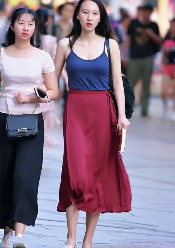 甜美小姐姐大胆吊带抹胸装，姐妹花着丰满的上围，路人看了都流鼻