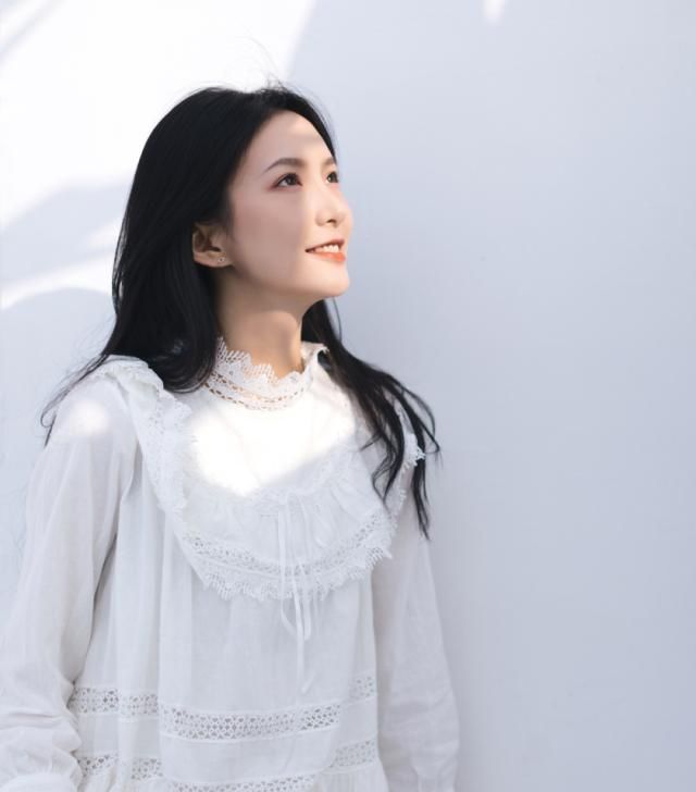 适合单人拍照的9个拍照姿势，自然不做作，拍出各种好看照片