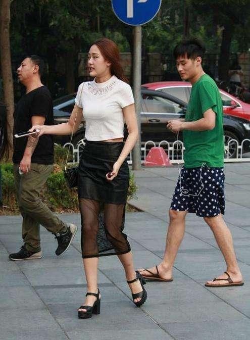 白色吊带背心的小姐姐，搭配黑色皮短裤，就像一个小秘书一样!