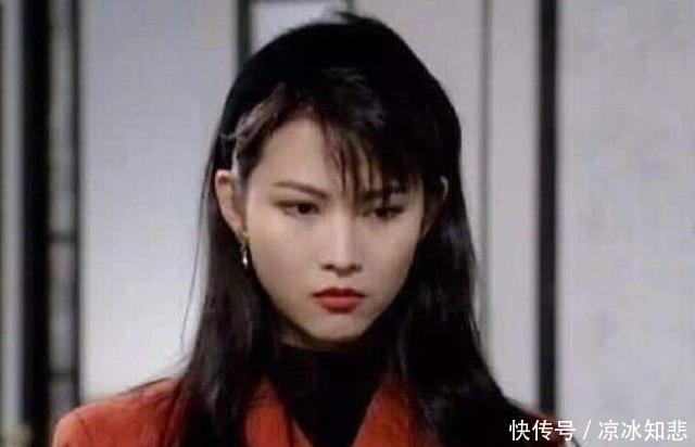 「耳边」蔡少芬三胎封肚后美出新天际！木耳边吊带秀出牛奶肌，女人味爆棚