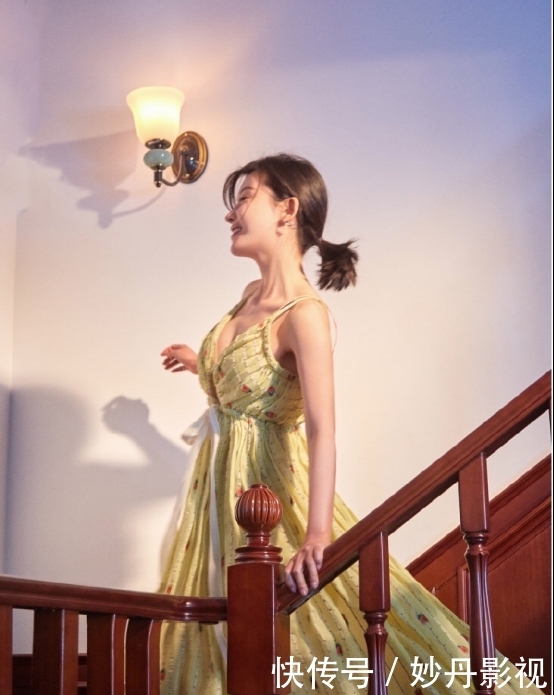 # 杨子姗的穿搭#看上去性感又撩人,杨子姗性感蕾丝裙看得人心都醉了!抹胸的设计