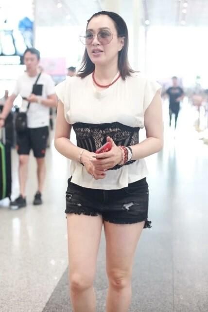 钟丽缇现身机场腰封因太紧抢镜，身材发福美貌依旧