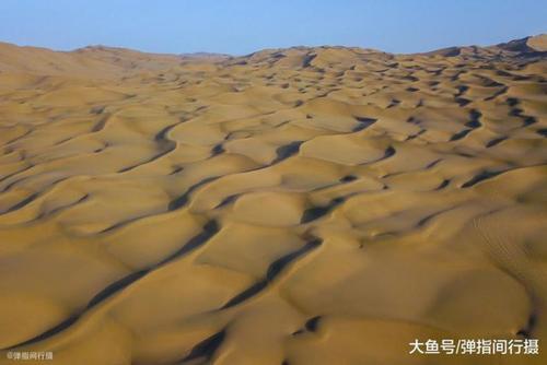 紧连城市的新疆库木塔格沙漠 堪称世界治沙“绿不退 沙不进”的奇