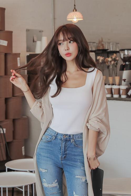 路人街拍，包臀裙美女，靓丽的身姿显得很有都市女郎的风采！