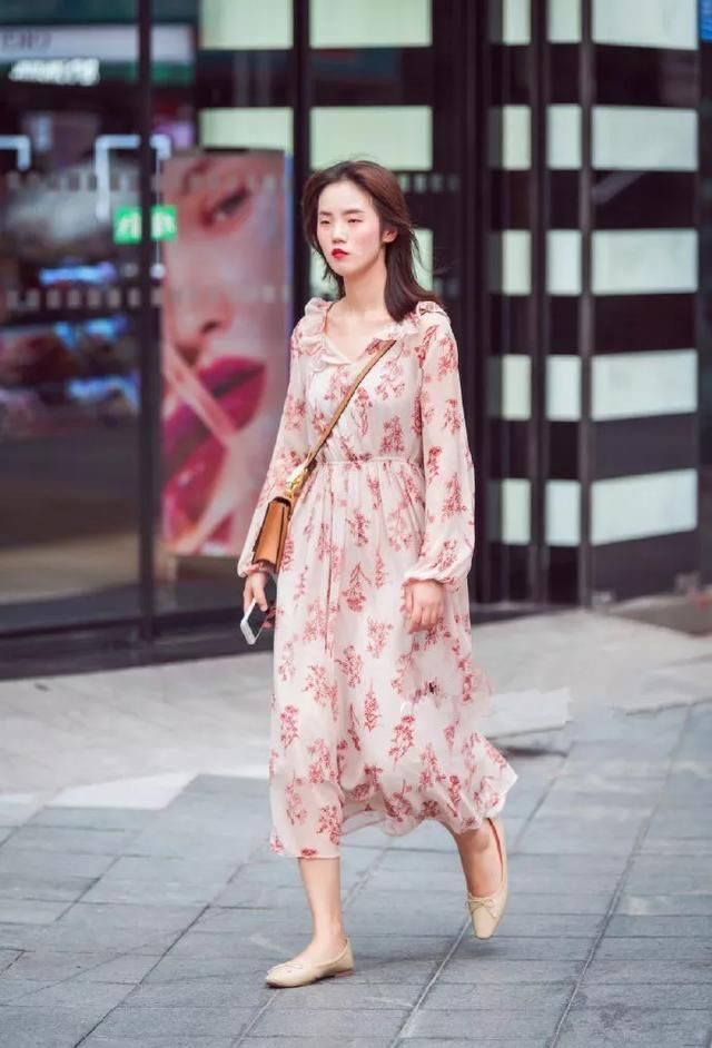  [显得]高跟鞋时尚又百搭，穿起来让你显得更优雅
