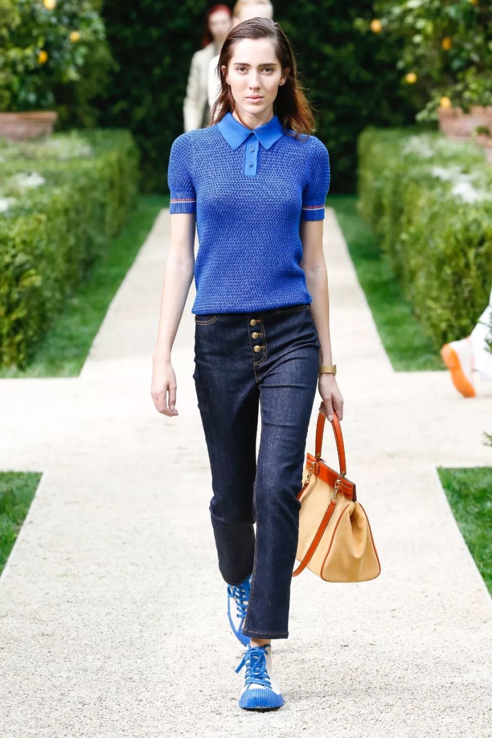 娜扎预测黄铜包边帆布鞋将成爆款,Tory Burch把浪漫融入运动风!