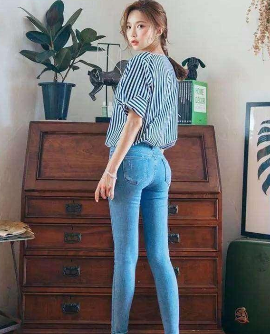 街拍：时尚的比基尼搭配，将小姐姐的柔情与优雅展现的淋漓尽致!