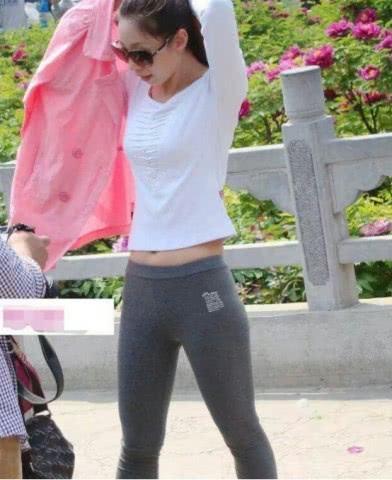 街头的打底裤时尚，宛如一道美景！