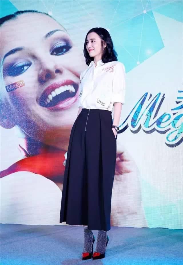  [早已]阔脚裤早已“烂街道”？不，它俩如今最红！