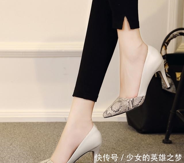 『女王』美脚配上尖头高跟鞋,优雅大气还显高,轻松做女王