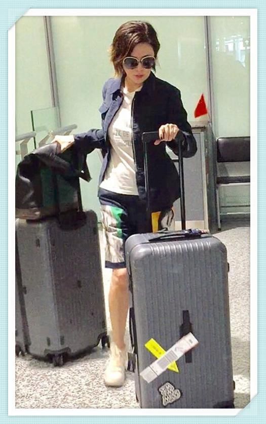 看了55岁关之琳的机场秀，再看看张凯丽，网友：真不相信她俩同岁