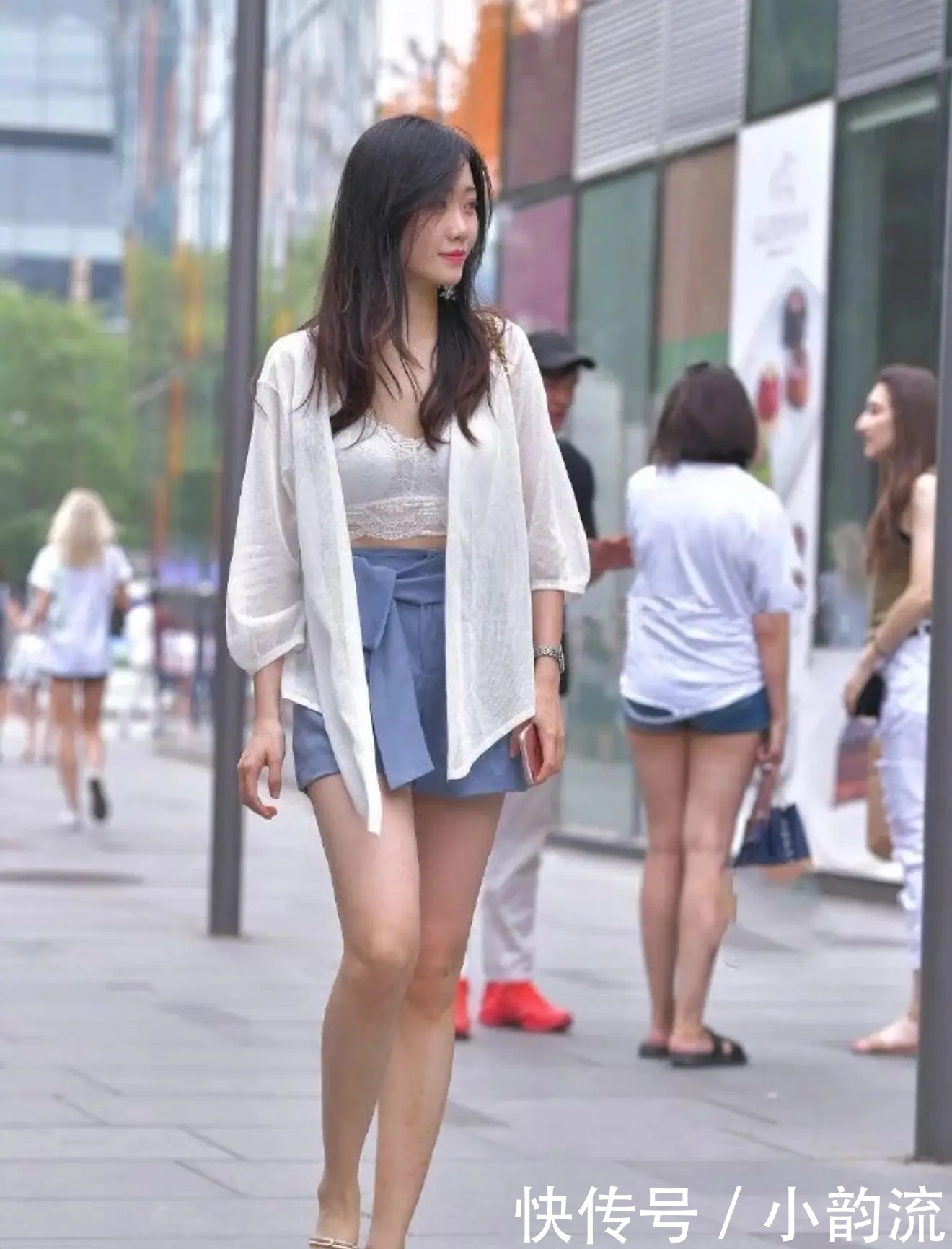  「美女」这美女也太大胆了，穿成这样就敢上大街。网友：给力！