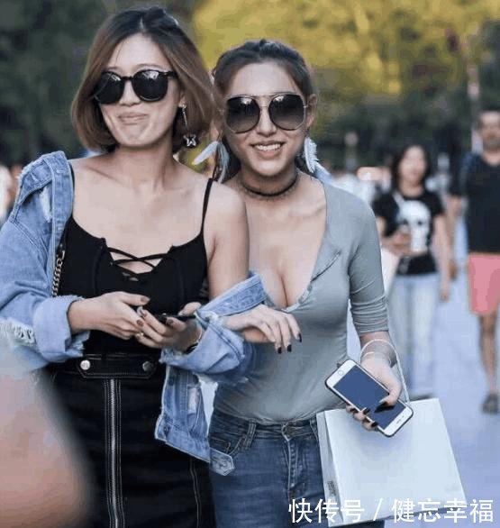 杭州街拍低胸紧身背心小姐姐携闺蜜逛街，网友膝盖咋破了