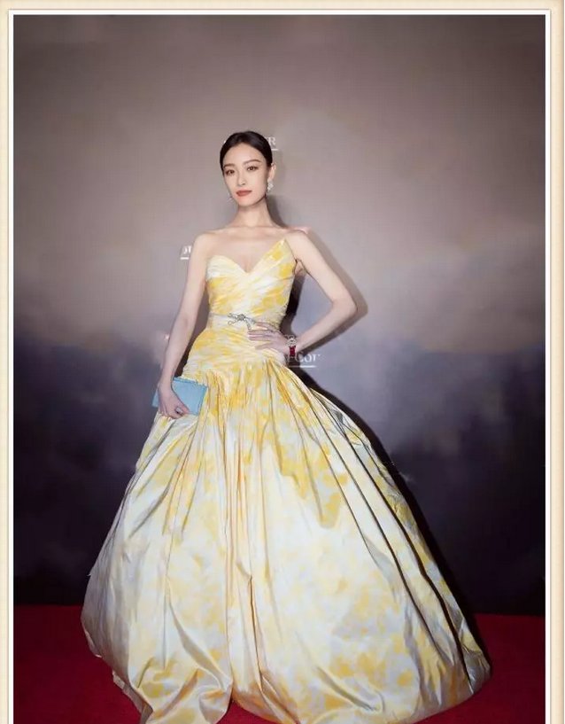 钟楚曦咋想的?一马平川还敢穿深V裙，撞上倪妮简直不能再尴尬!