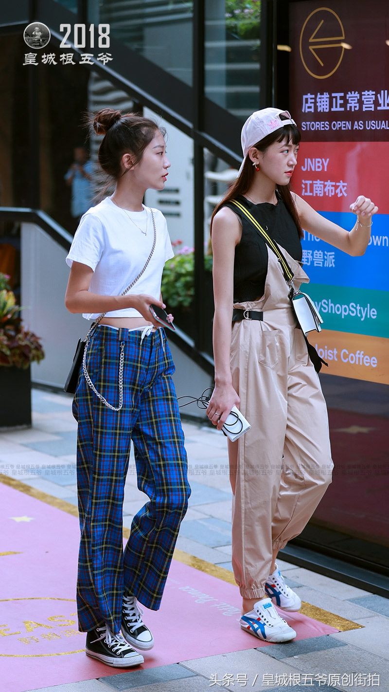 街拍:好看的服饰加上好看的肉体，那就是一场视觉盛宴