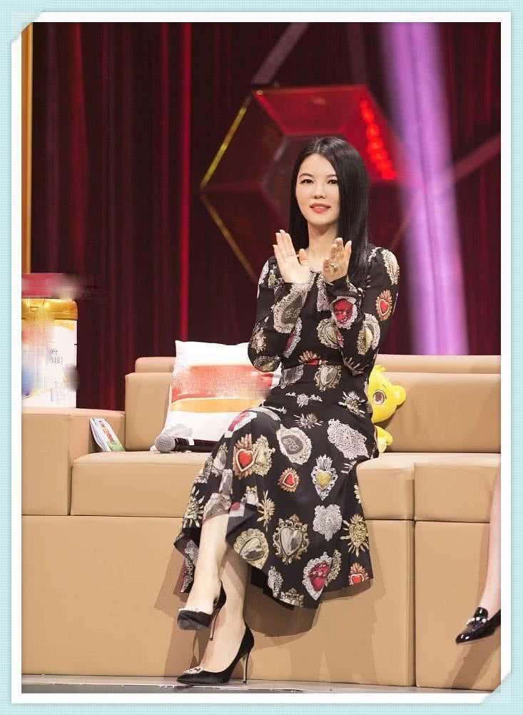 李湘瘦了不止40斤!穿黑印花裙美回颜值巅峰，撞上96斤张萌都没输