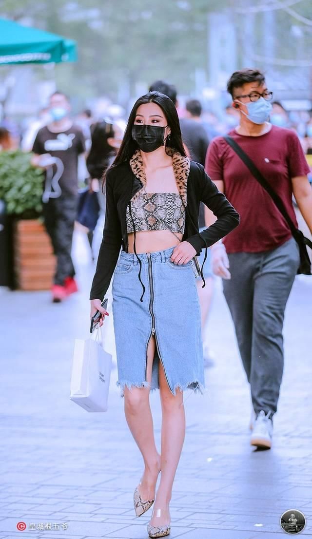 [更多]街拍：追寻时尚并不是一个非常快速的过程，相反它需要漫长的积累