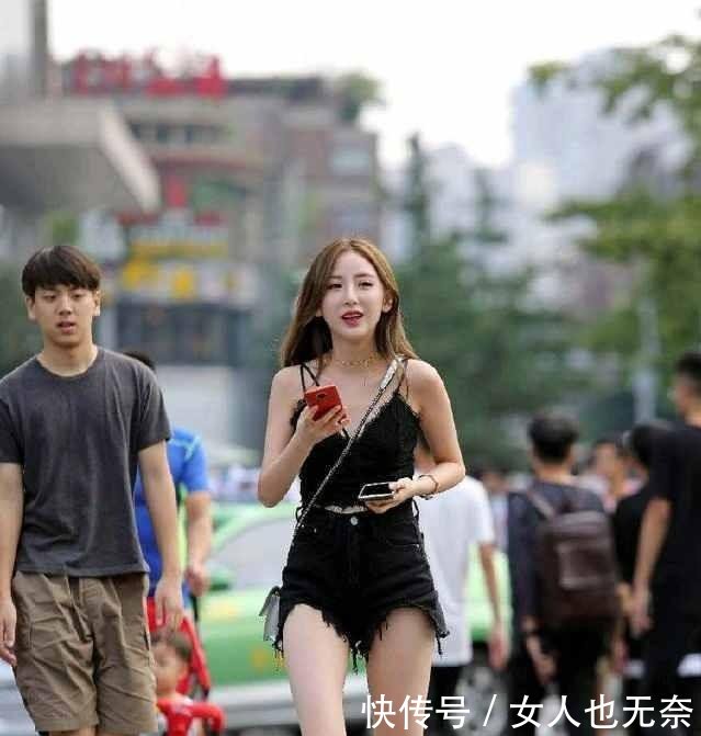 街拍穿着比较时尚性感的小姐姐，看着成熟风韵,身材高挑迷人！