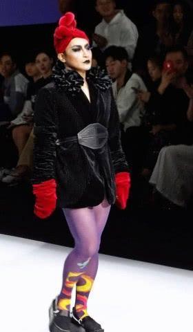 “小虎队”陈志朋时装周造型奇葩放飞自我，网友纷纷说道辣眼睛