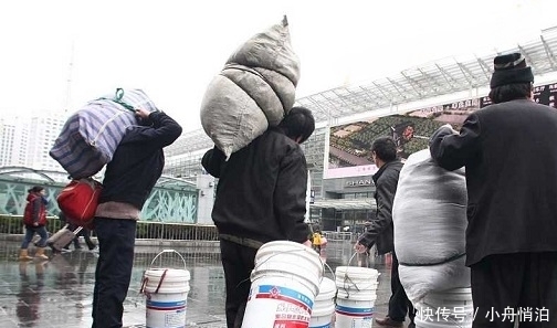 “返城潮”来袭，明明有高铁，农民却要坐10几小时的火车，很心酸