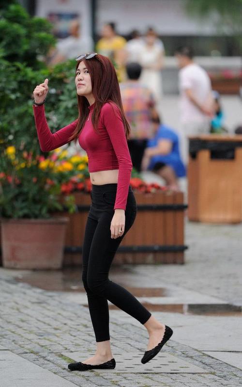 路人街拍：闺蜜一起上街，当然要开心地笑，小姐姐的锁骨都很性感