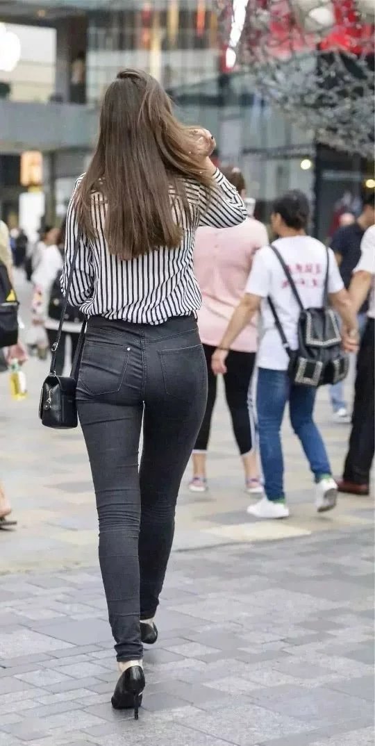 混血美女气质小姐姐，黑白条纹衬衫搭配经典黑色紧身牛仔裤