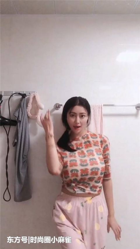  尽显|街拍：靓丽可爱的小姐姐，搭配一条打底裤，尽显迷人魅力！
