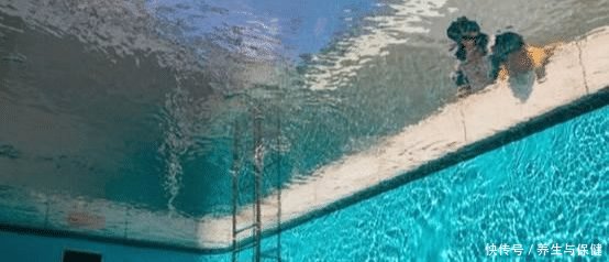 这个泳池人们能够在水底自由行走,可以随意交流,衣服还不会湿!