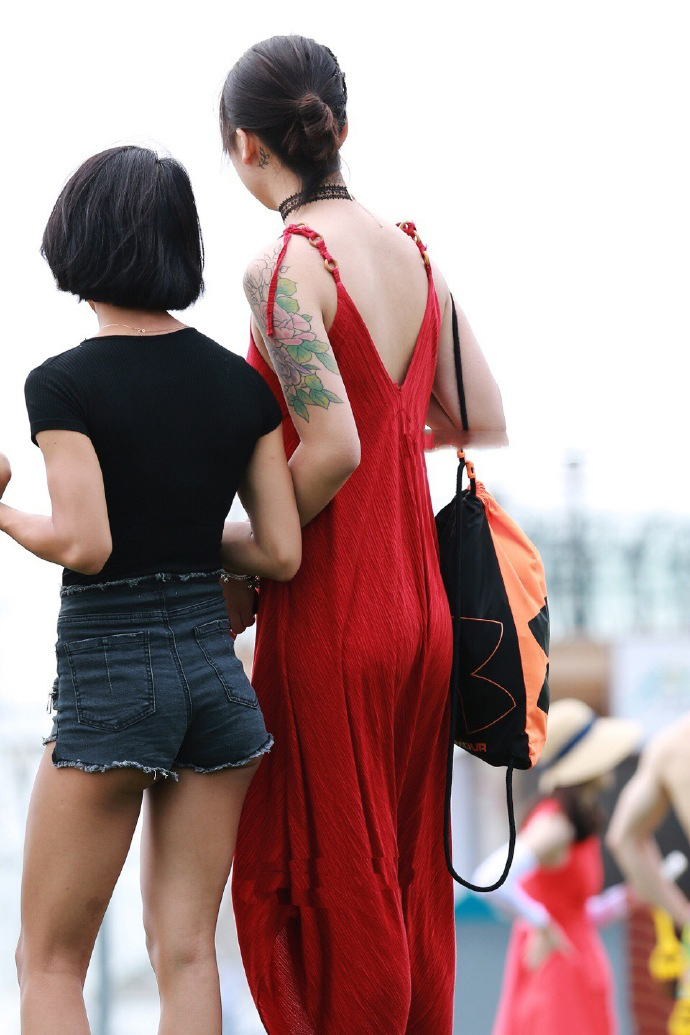 公园里白胖的小姐姐, V领吊带连衣裙穿真低, 散发出十足的女人味!