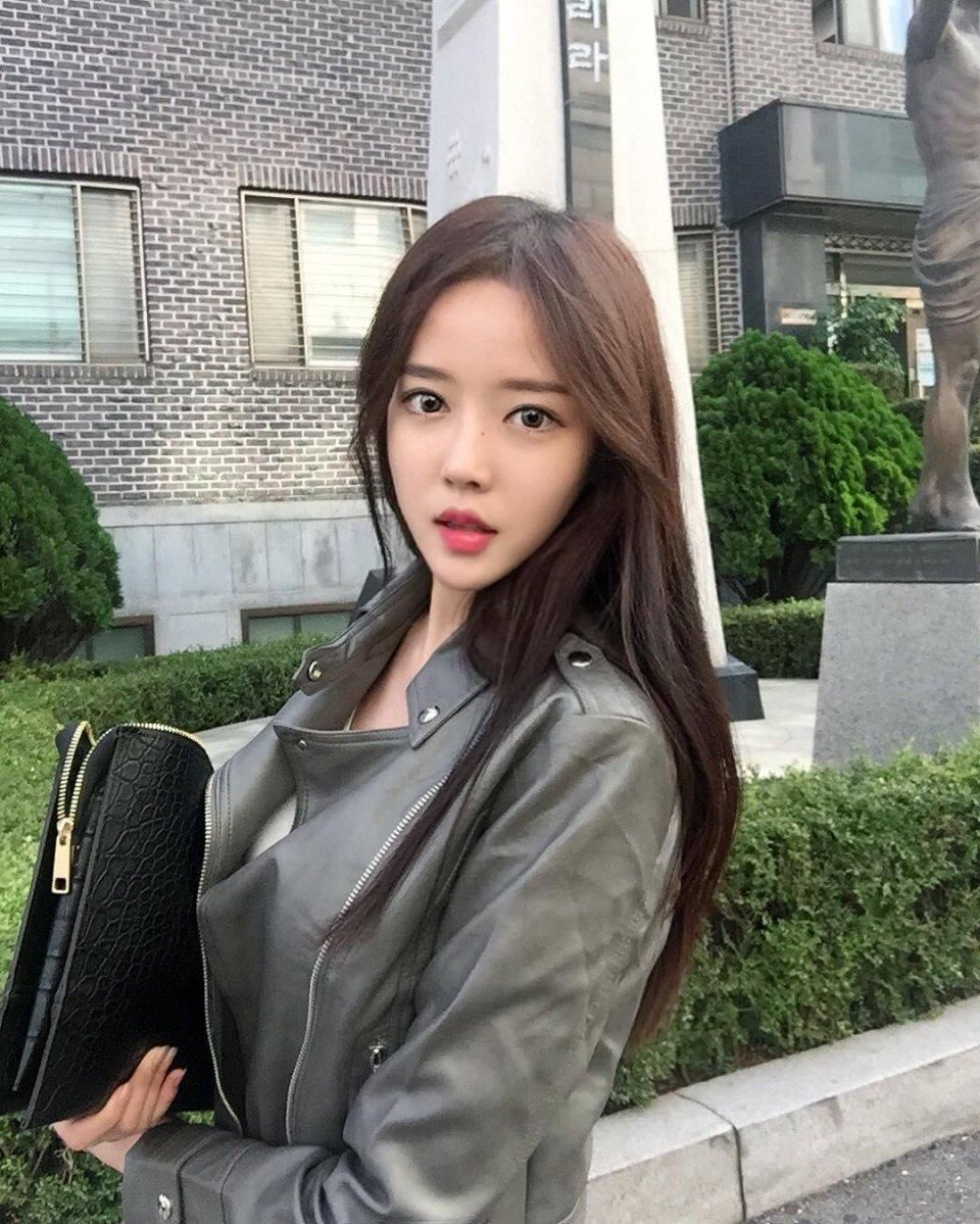 高颜值美女尹慧珠晒养眼自拍美照，身材凹凸有致让人垂涎欲滴！