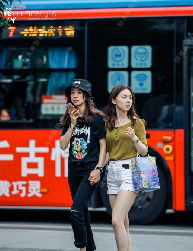 路人街拍：小姐姐裙子下边的蕾丝很漂亮，一字肩上衣也很美