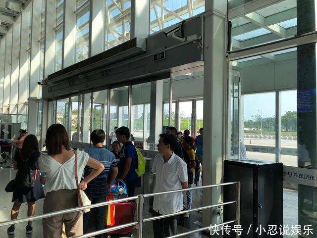 中国最小的高铁站，只有两个检票口，位置太少游客只能躺地上