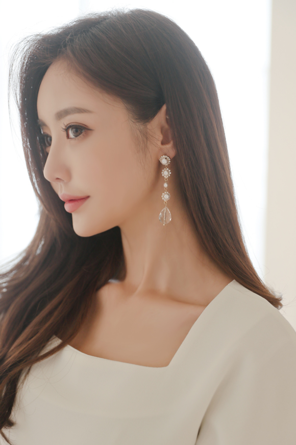 女神孙允珠,白绸玛丽皇妃花季皎月半袖裙