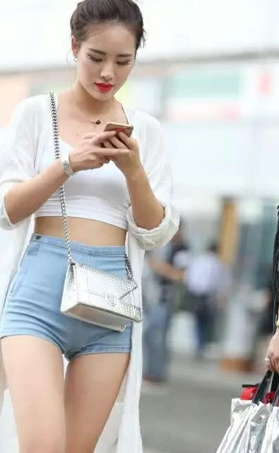 清纯小姐姐白色胸衣配超短裤，大秀丰满的曲线，十分性感
