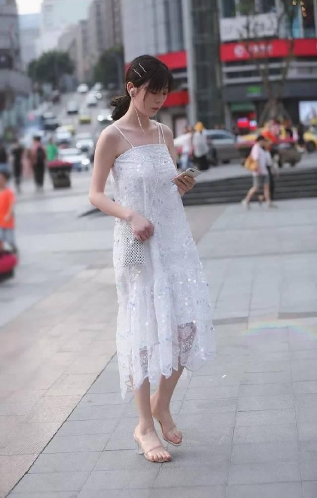  女生@时尚的女生爱穿高跟鞋，能够展现出她们的时尚气息