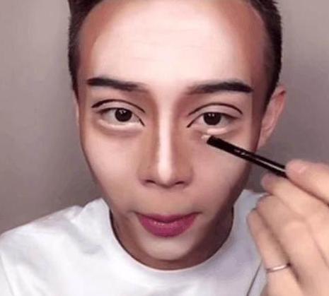 女人化妆时, 在男人眼里是什么样子的? 小哥“神还原”化妆过程!