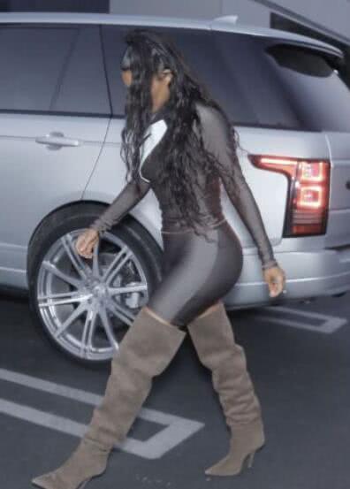 外国小姐姐穿紧身衣裹出凹凸有致身材曲线，十分火辣